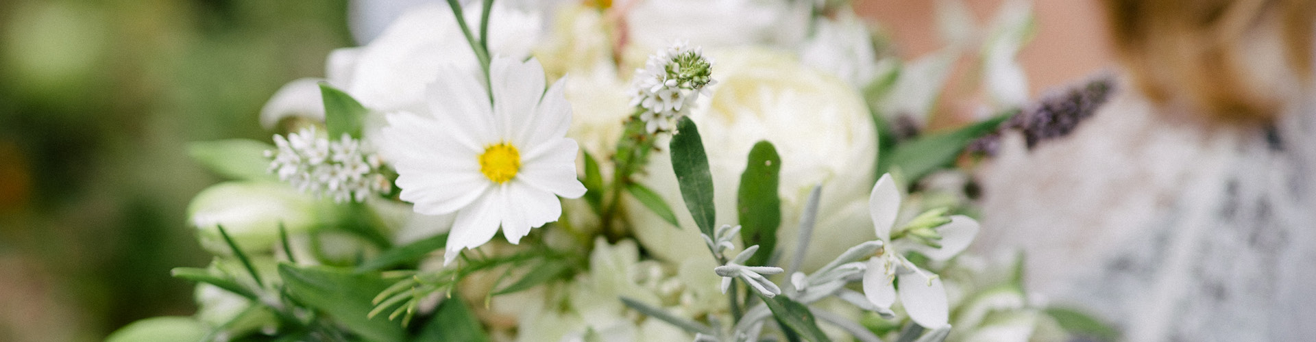 Blumenkranz als Türschmuck